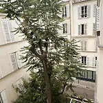 Charming Apt Eiffel Tower